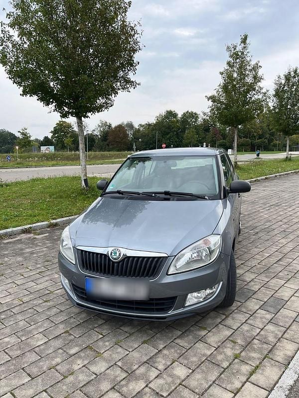 Grau Gebraucht 2012 Skoda Fabia Kleinwagen | 2.700 € (Superpreis) - Bild 1/4