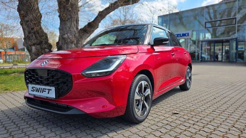 Burning red pearl/cosmic black Neu 2025 Suzuki Swift Comfort+ Kleinwagen | 19.950 € - Bild 1/4