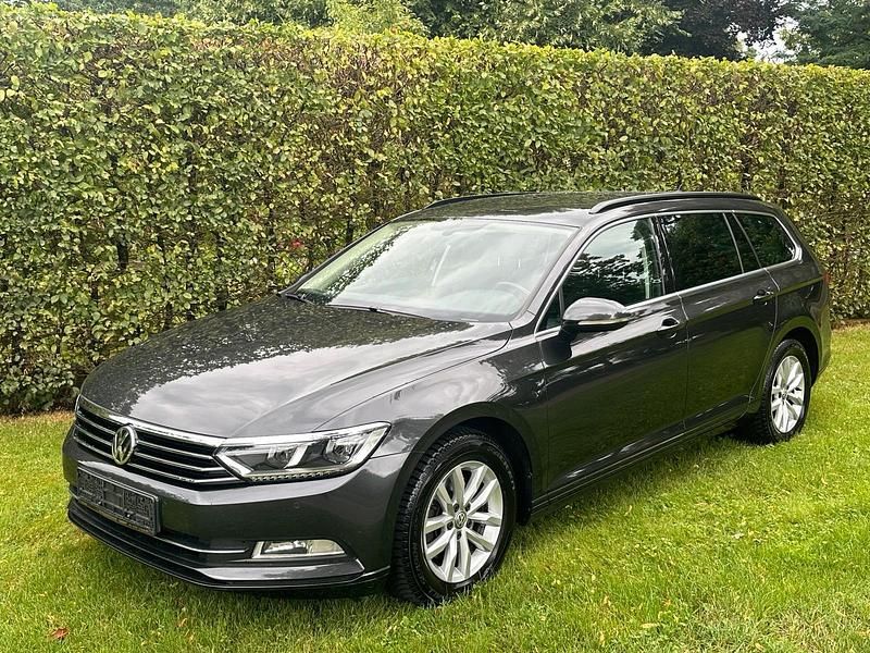 Grau Gebraucht 2017 VW Passat Kombi | 10.999 € (Superpreis) - Bild 1/4