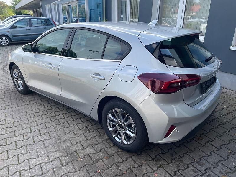 Gebraucht Ford Focus Titanium 125 PS (91 kW) 2023 Silber Limousine