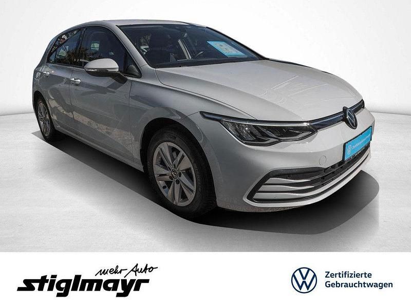 Pure white Gebraucht 2020 VW Golf VIII Life Limousine | 17.740 € (Fairer Preis) - Bild 1/4