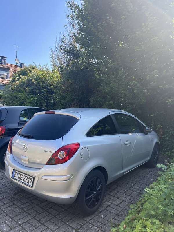 Grau Gebraucht 2010 Opel Corsa Edition Kleinwagen | 800 € (Superpreis) - Bild 1/4