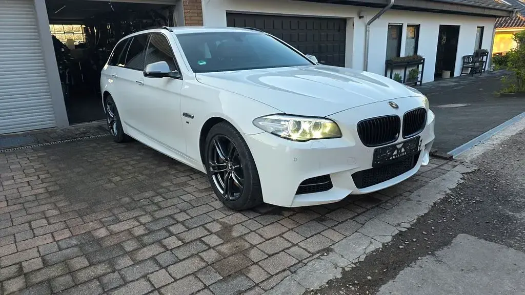 Gebraucht BMW M550 Sport Line 381 PS (280 kW) 2015 Weiß Limousine