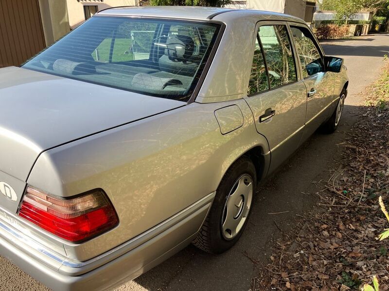 Brugt Mercedes E220 150 HK (110 kW) 1994 Sølv Sedan