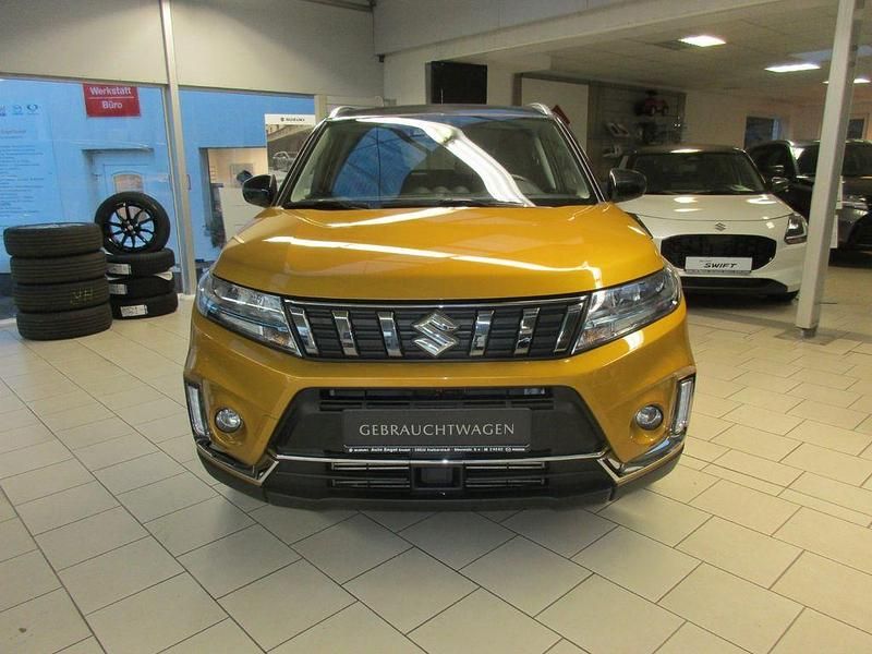 Solar/cosmic black Gebraucht 2021 Suzuki Vitara Comfort SUV | 16.990 € (Fairer Preis) - Bild 1/4