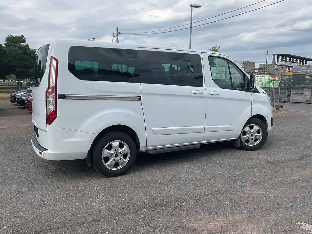 Gebraucht Ford Tourneo Titanium 131 PS (96 kW) 2017 Weiß Van / Kleinbus