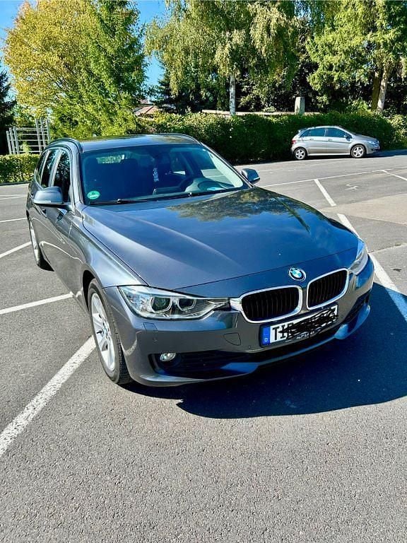 Grau Gebraucht 2015 BMW 320 Kombi | 11.990 € (Superpreis) - Bild 1/4