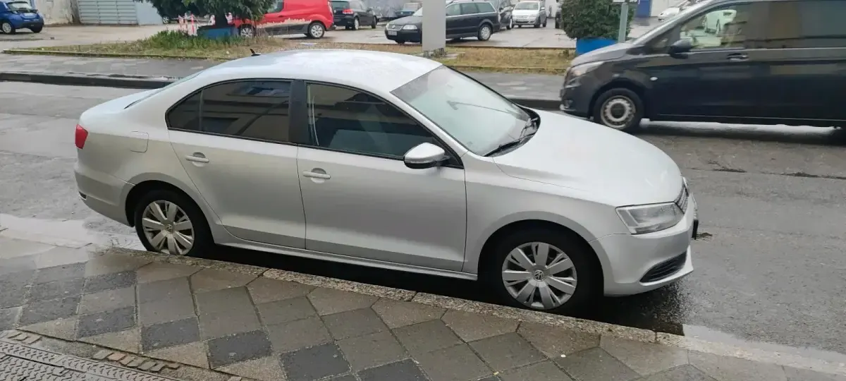 Używany VW Jetta 107 KM (78 kW) 2012 Szary Sedan/Limuzyna