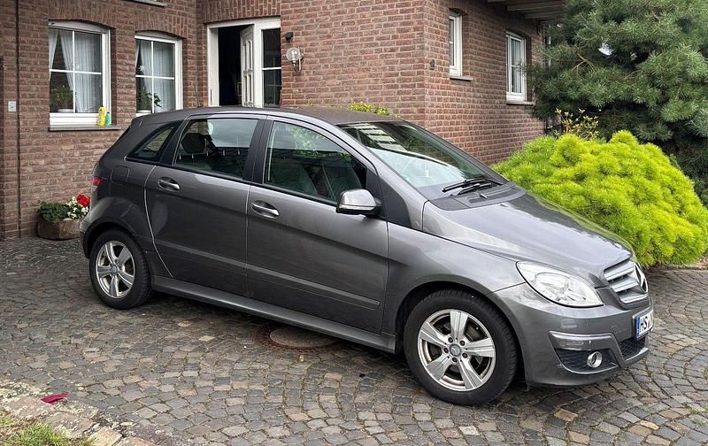 Grau Gebraucht 2009 Mercedes B200 Van / Kleinbus | 3.900 € (Superpreis) - Bild 1/4