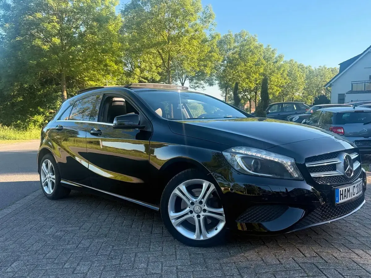 Gebraucht Mercedes A180 122 PS (89 kW) 2015 Schwarz Limousine