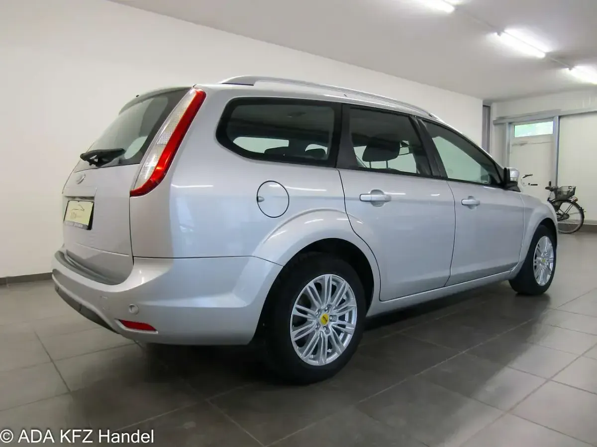 Gebraucht Ford Focus Titanium 116 PS (85 kW) 2010 Polarsilber metallic Kombi