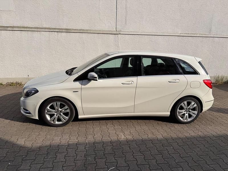 Weiß Gebraucht 2012 Mercedes B200 Van / Kleinbus | 6.199 € (Teuer) - Bild 1/4
