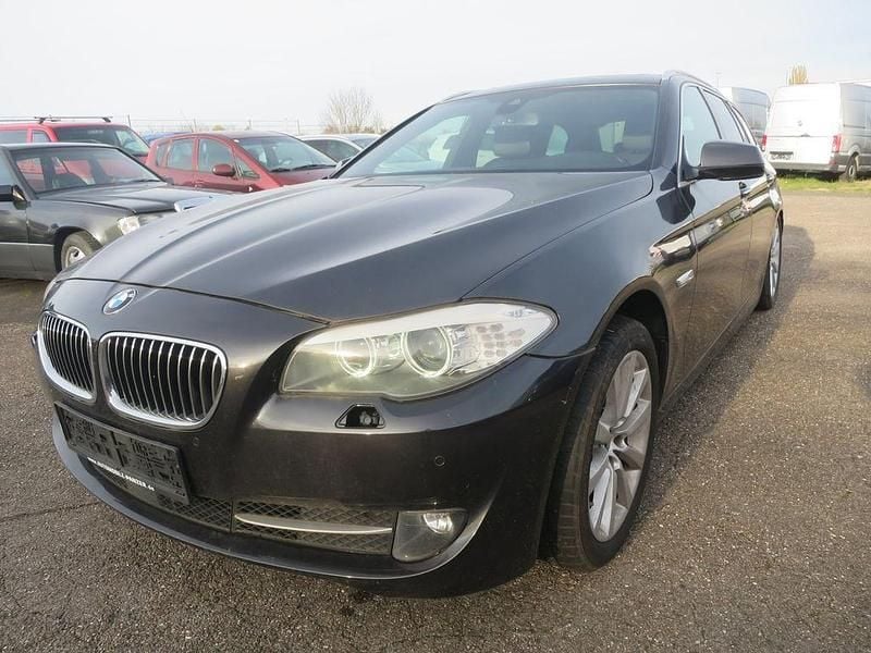 Grau Gebraucht 2012 BMW 525 Sport Line Kombi | 7.490 € - Bild 1/4