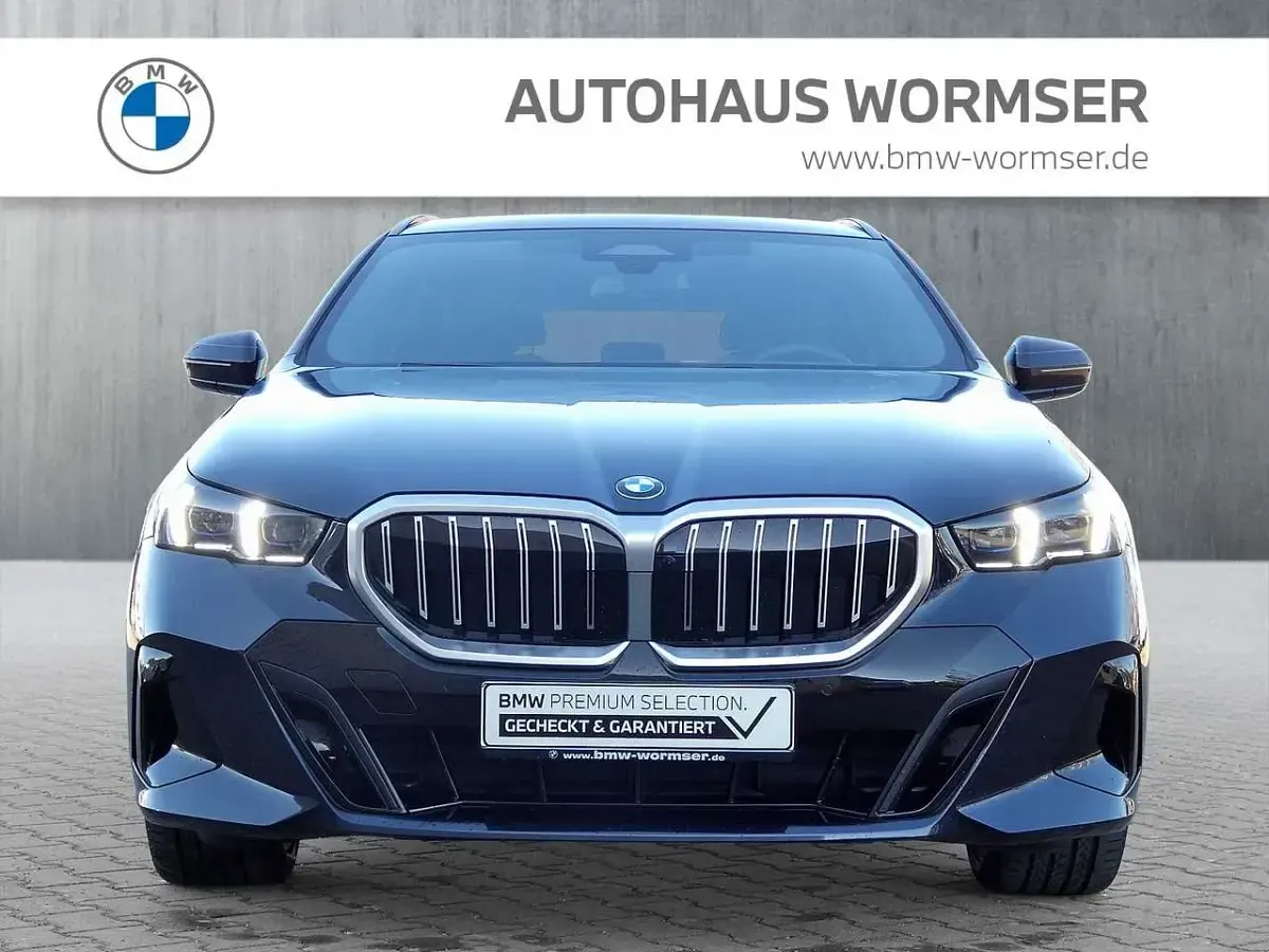 Gebraucht BMW 520 M Sport 190 PS (139 kW) 2025 M carbonschwarz Kombi
