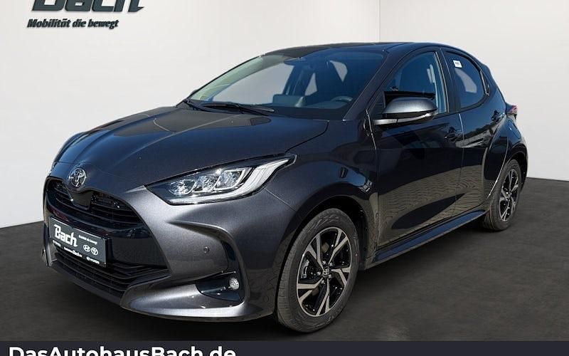 Grau Neu 2025 Toyota Yaris Hybrid Limousine | 29.350 € (Teuer) - Bild 1/4