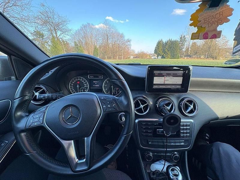 Gebraucht Mercedes A180 122 PS (89 kW) 2012 Braun Limousine