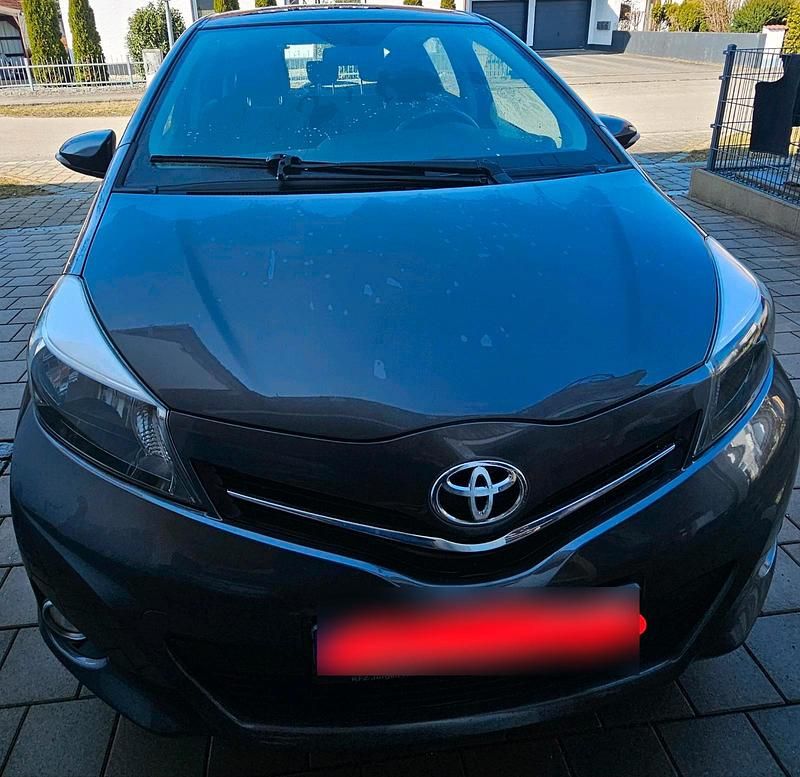 Gebraucht Toyota Yaris 69 PS (50 kW) 2014 Grau Kleinwagen