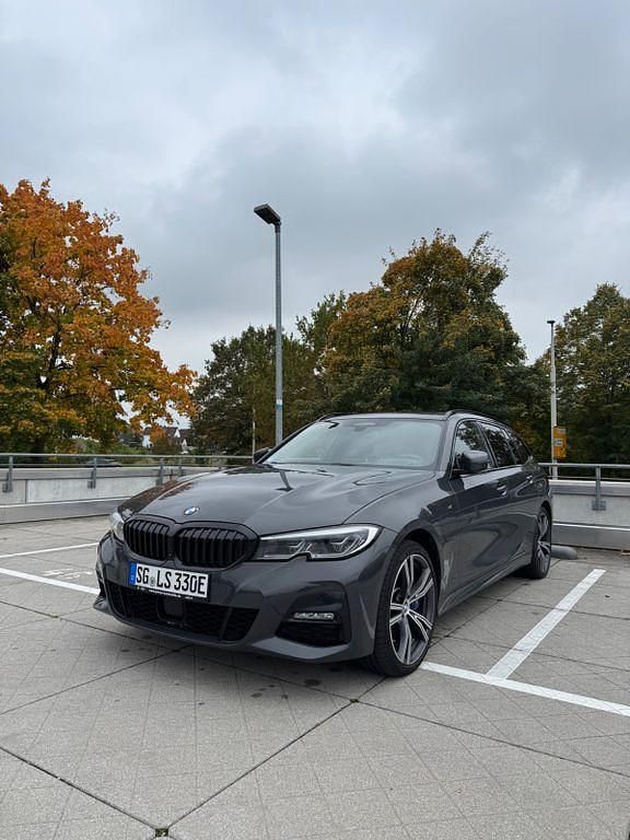 Grau Gebraucht 2020 BMW 330e M Sport Kombi | 32.600 € (Etwas zu teuer) - Bild 1/4