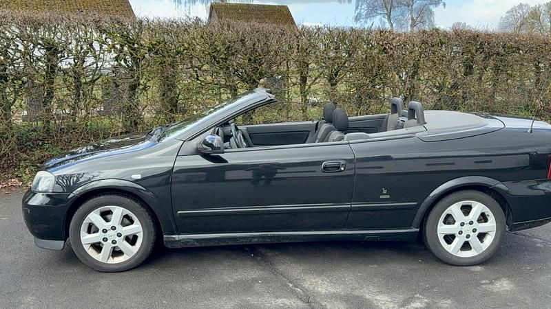 Gebraucht Opel Astra Cabriolet 125 PS (91 kW) 2004 Schwarz Cabrio