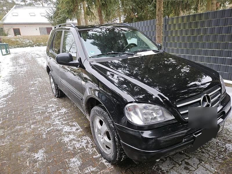 Schwarz Gebraucht 1999 Mercedes ML320 SUV | 1.500 € - Bild 1/4