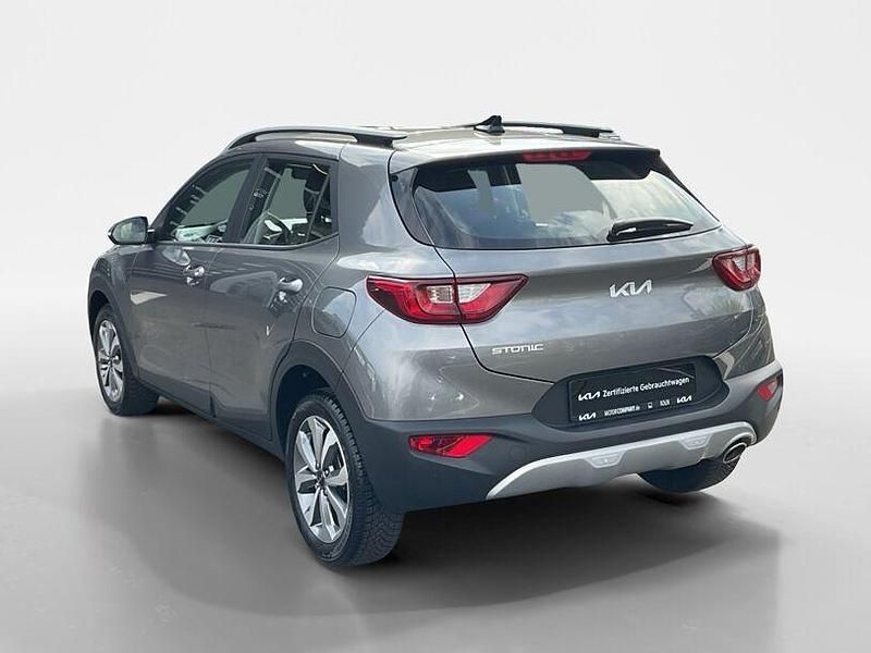 Gebraucht Kia Stonic Vision 101 PS (74 kW) 2025 M7g astrograu met SUV