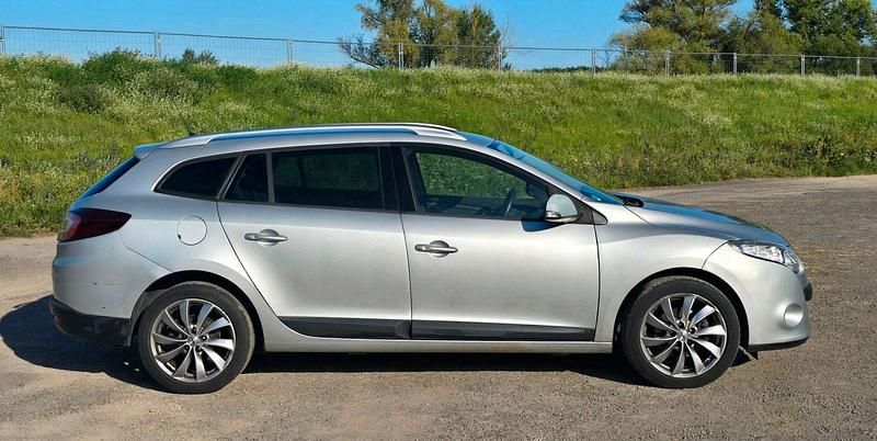 Grau Gebraucht 2010 Renault Mégane GrandTour Dynamique Kombi | 3.499 € (Fairer Preis) - Bild 1/4