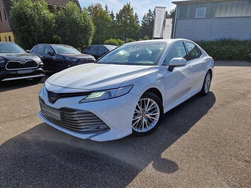 Schneeweiß Gebraucht 2020 Toyota Camry Executive Limousine | 31.990 € (Etwas zu teuer) - Bild 1/4