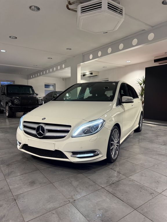 Weiß Gebraucht 2015 Mercedes B220 AMG Van / Kleinbus | 16.999 € (Fairer Preis) - Bild 1/4