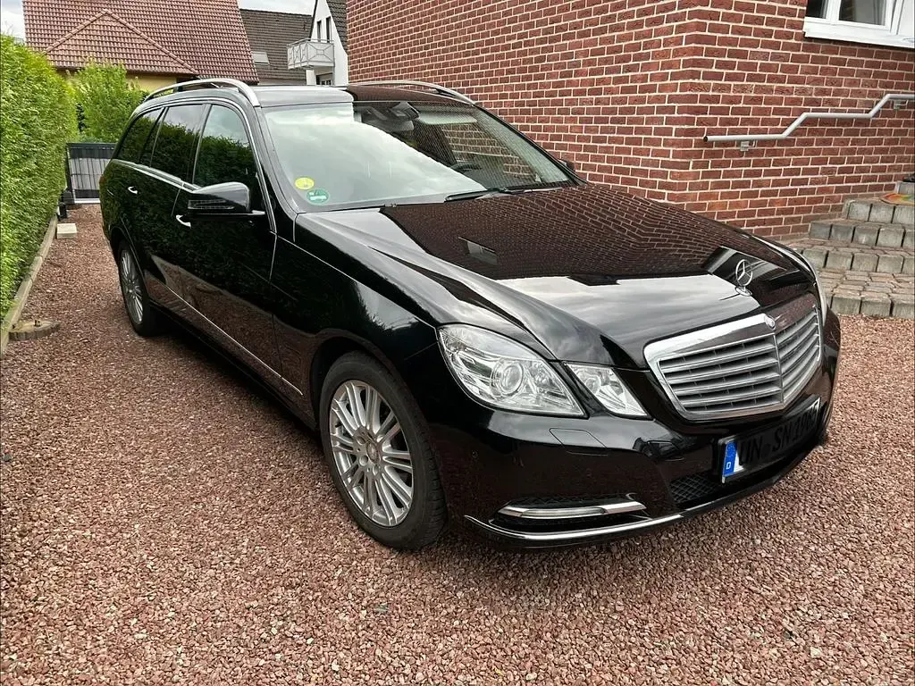 Gebraucht Mercedes E250 Elegance 204 PS (150 kW) 2012 Schwarz Kombi