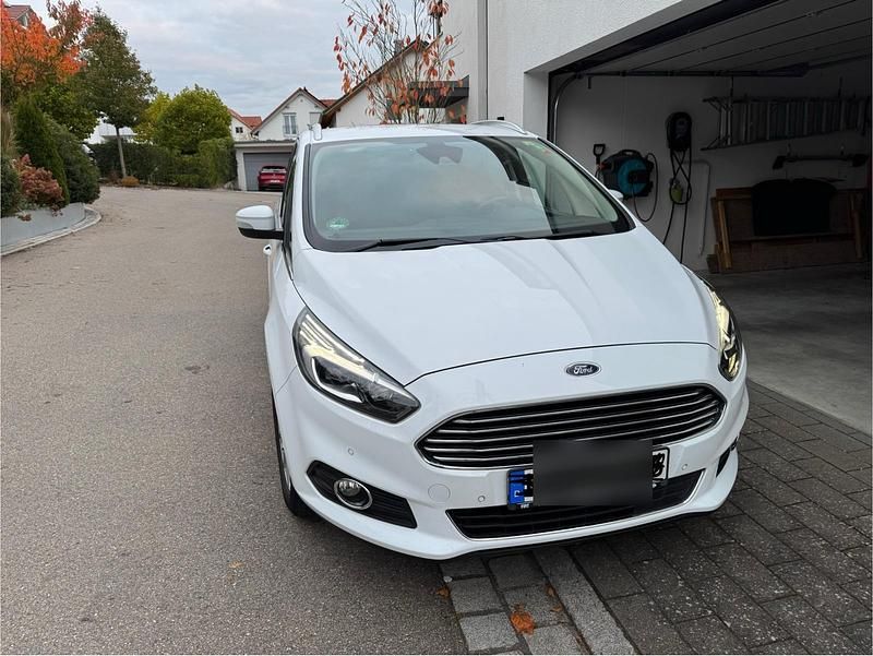 Weiß Gebraucht 2017 Ford S-MAX Titanium Van / Kleinbus | 12.250 € (Superpreis) - Bild 1/4