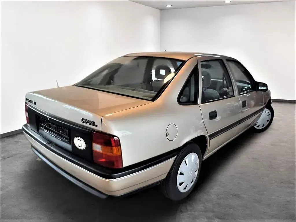 Usata Opel Vectra 75 CV (55 kW) 1992 Oro Berlina