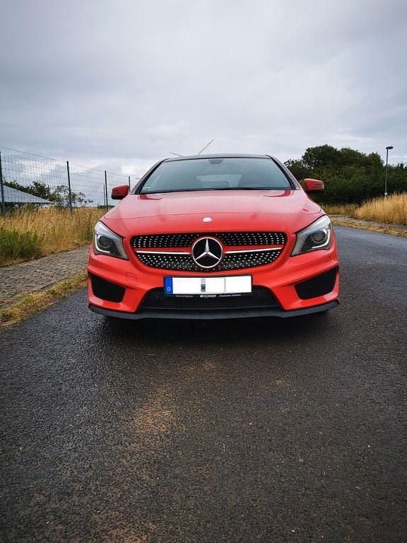 Rot Gebraucht 2013 Mercedes CLA200 AMG line Limousine | 15.500 € (Fairer Preis) - Bild 1/4