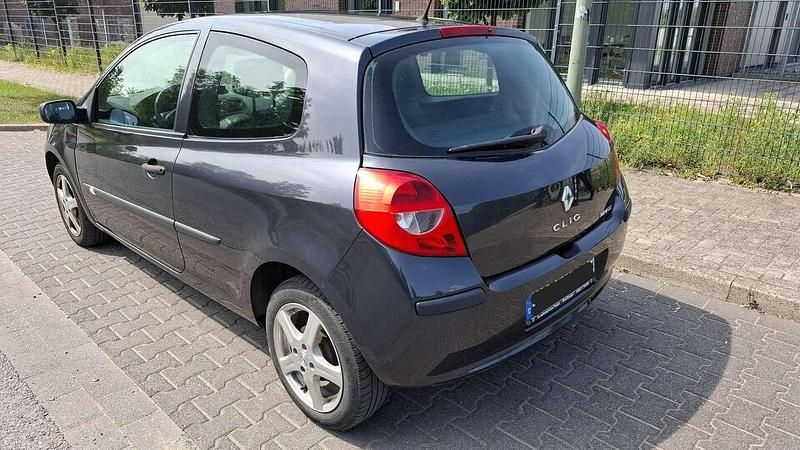 Gebraucht Renault Clio II 75 PS (55 kW) 2005 Grau Limousine