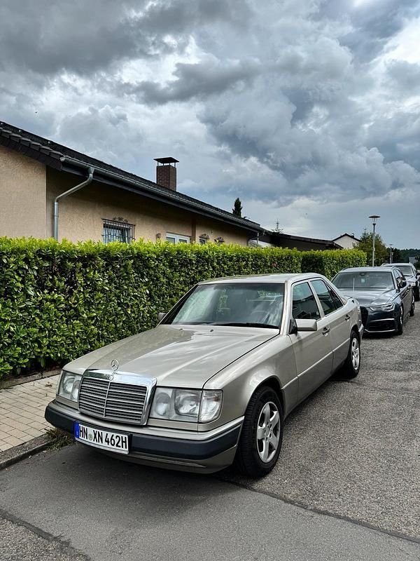Gebraucht 1990 Mercedes E300 Limousine | 12.400 € - Bild 1/4