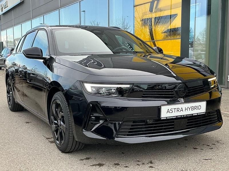 Neu Opel Astra 131 PS (96 kW) 2025 Lackierung schwarz perla nera/ Kombi