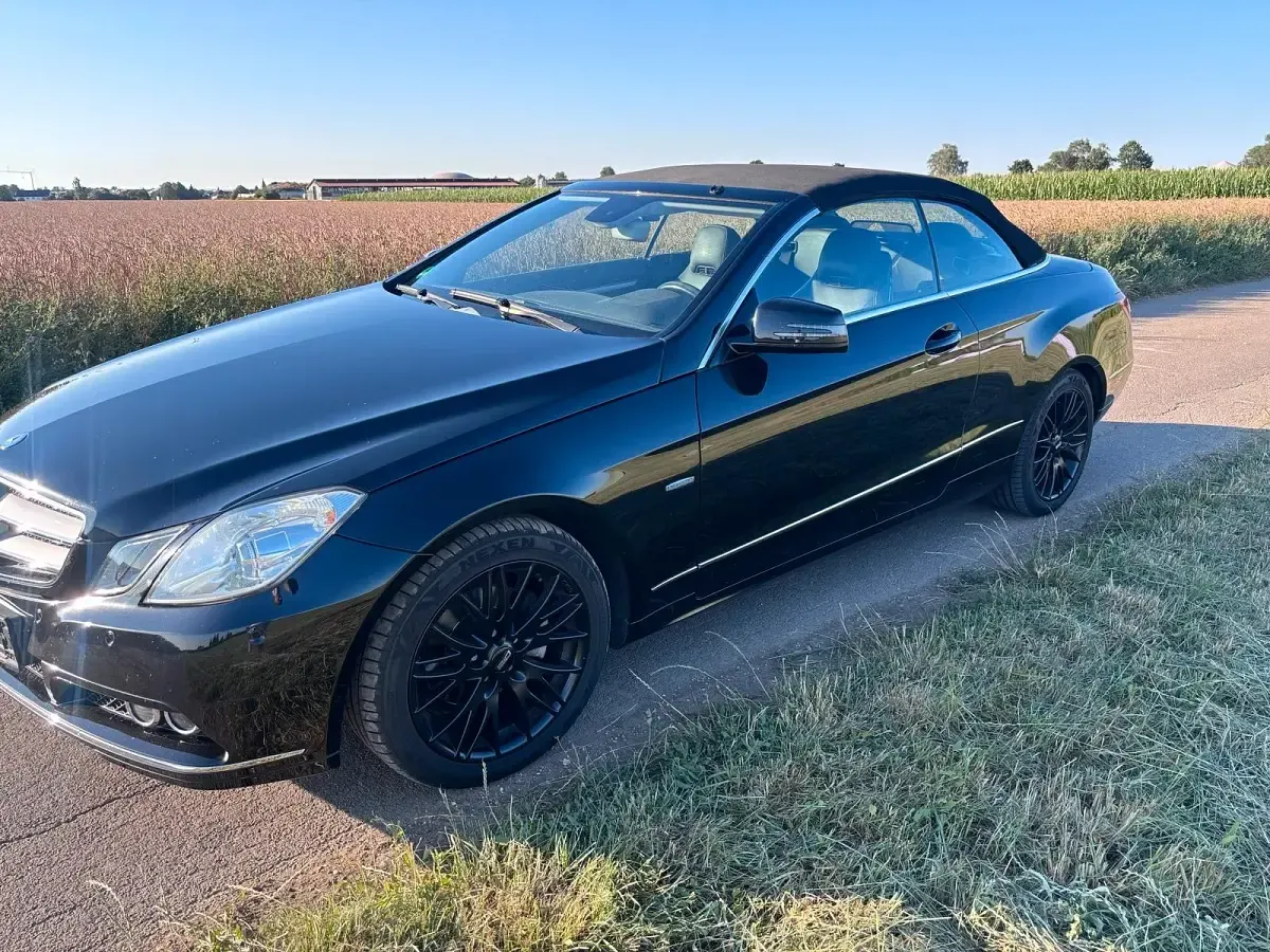 Gebraucht Mercedes E200 185 PS (136 kW) 2010 Schwarz Cabrio
