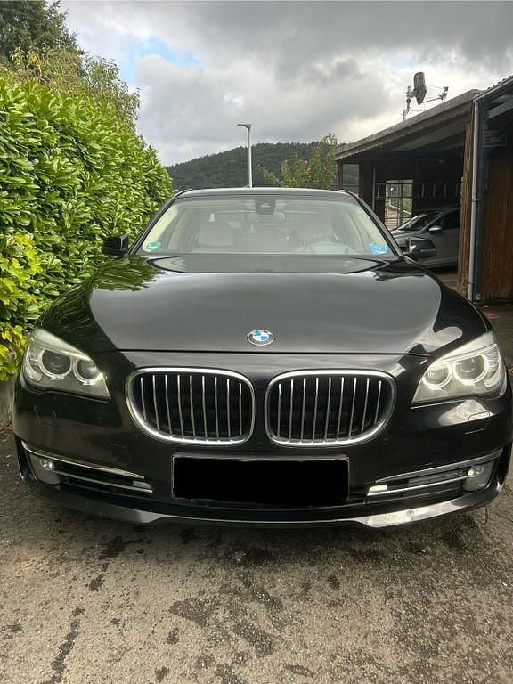 Schwarz Gebraucht 2014 BMW 740 Sport Line Limousine | 15.950 € (Fairer Preis) - Bild 1/4