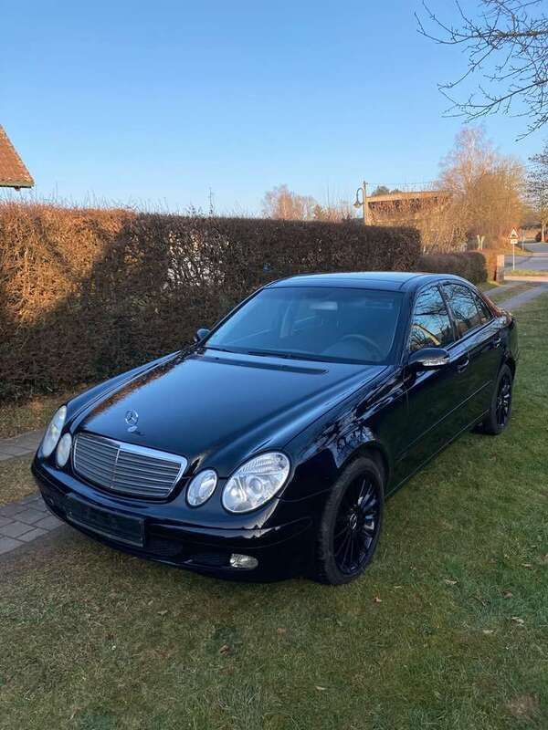Schwarz Gebraucht 2003 Mercedes E200 Classic Limousine | 4.000 € (Guter Preis) - Bild 1/4