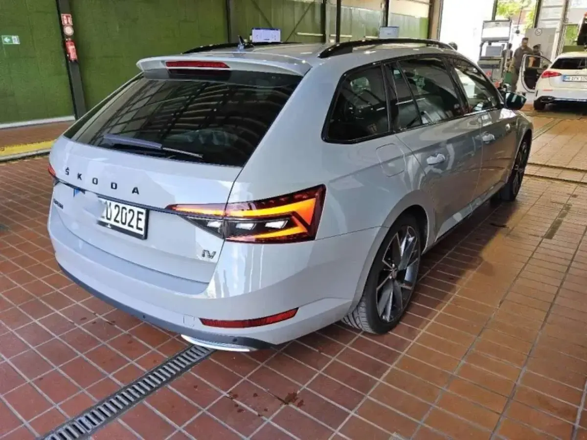 Gebraucht Skoda Superb SportLine 218 PS (160 kW) 2024 Grau Kombi