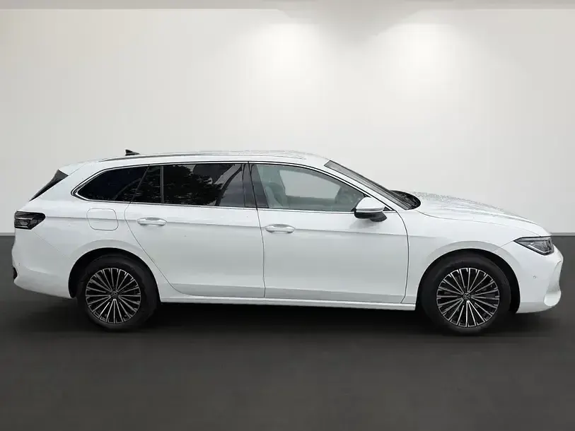 Gebraucht VW Passat Elegance 150 PS (110 kW) 2025 Weiß Kombi