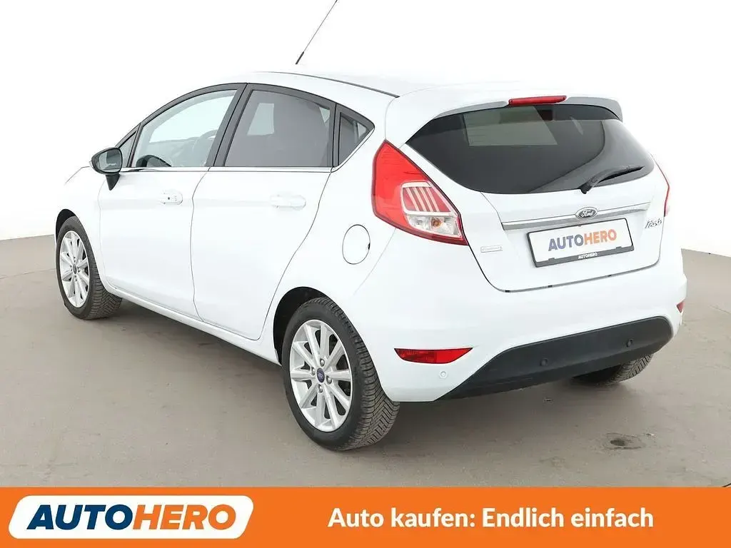 Gebraucht Ford Fiesta Titanium 125 PS (91 kW) 2016 Weiß Limousine