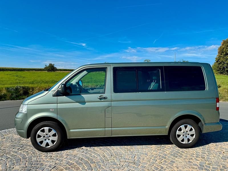Gebraucht VW Caravelle 131 PS (96 kW) 2007 Grün Van