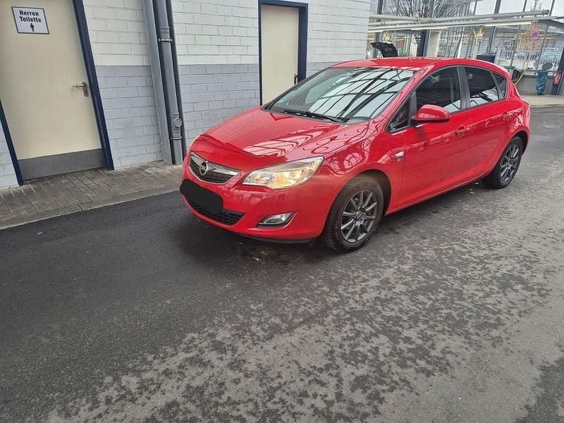 Gebraucht Opel Astra 140 PS (102 kW) 2012 Rot Limousine
