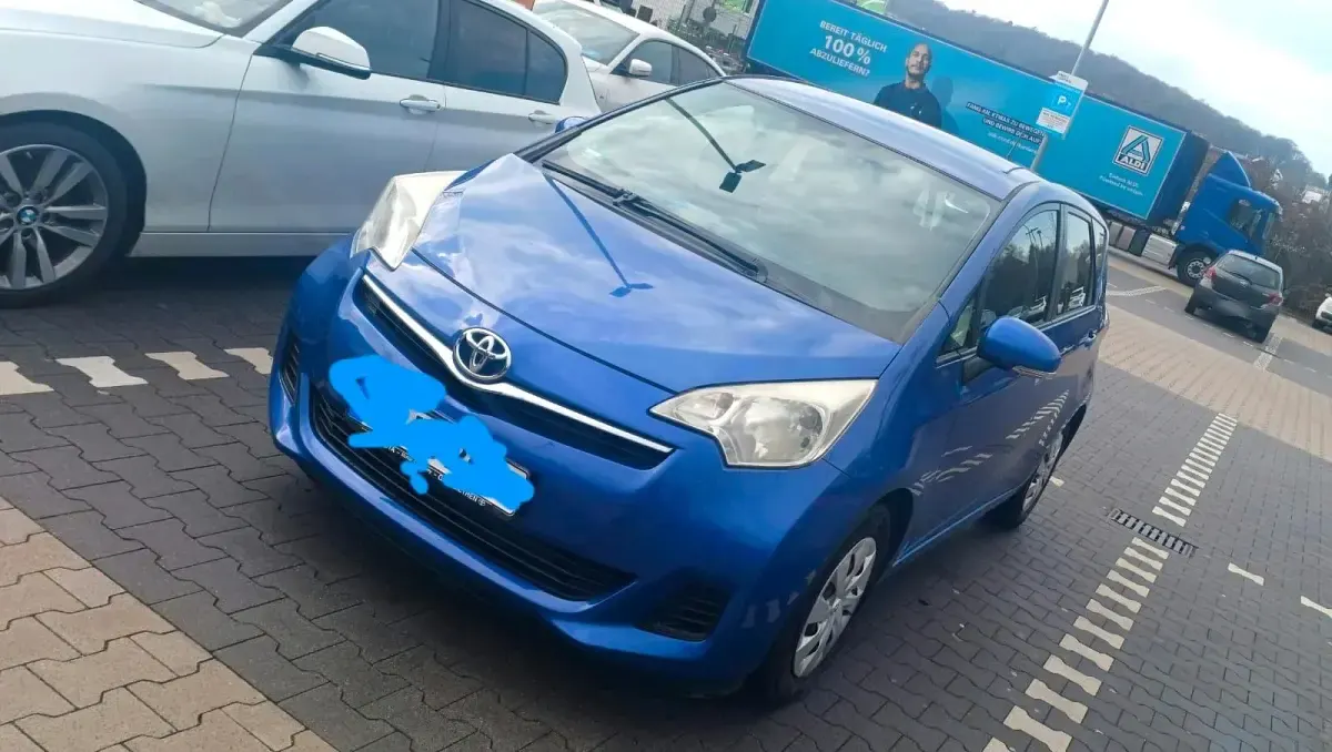 Gebraucht Toyota Verso-S 99 PS (72 kW) 2011 Blau Van / Kleinbus
