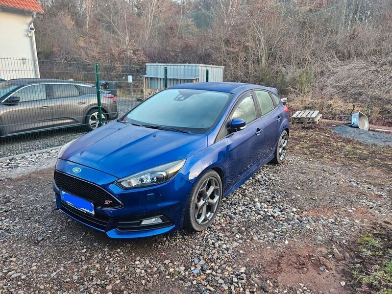 Blau Gebraucht 2016 Ford Focus ST Limousine | 15.500 € (Guter Preis) - Bild 1/4