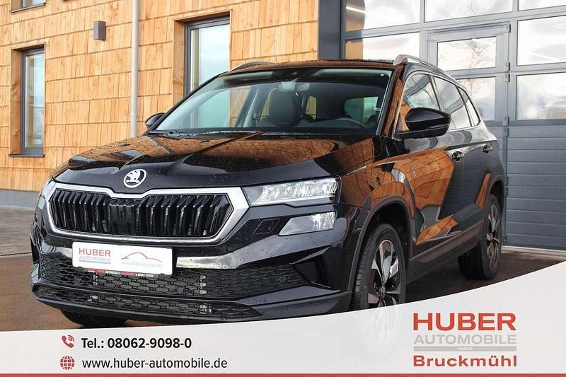 Black magic metallic (1z) Neu 2025 Skoda Karoq SportLine SUV | 34.290 € (Superpreis) - Bild 1/4