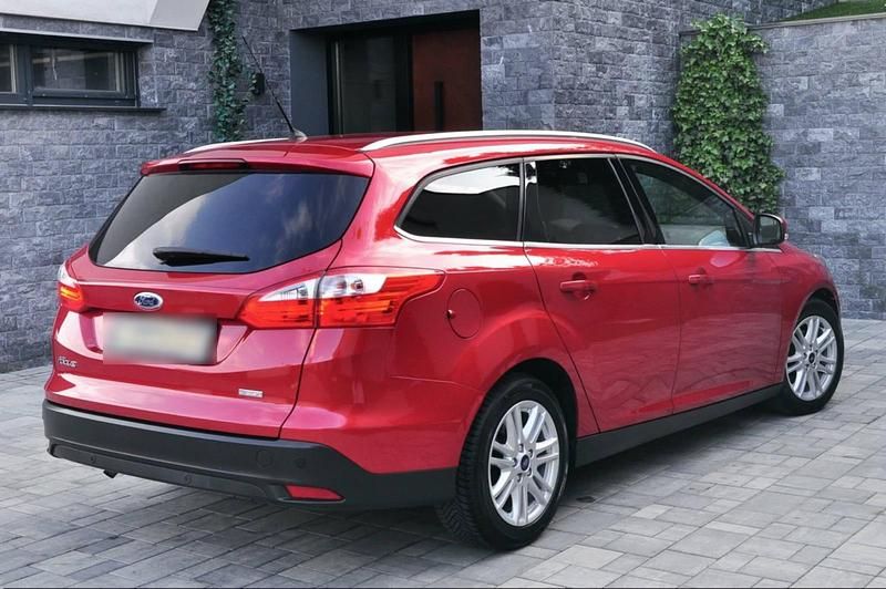 Gebraucht Ford Focus 124 PS (91 kW) 2013 Rot Kombi