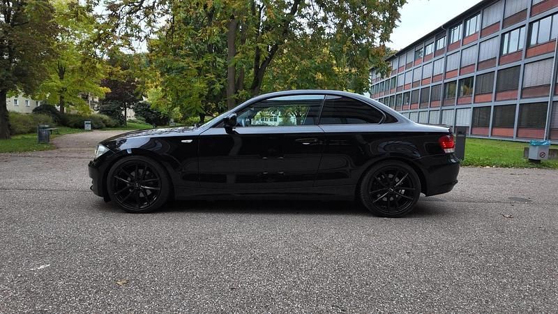 Schwarz Gebraucht 2011 BMW 120 Coupé M Sport Coupé | 15.799 € - Bild 1/4