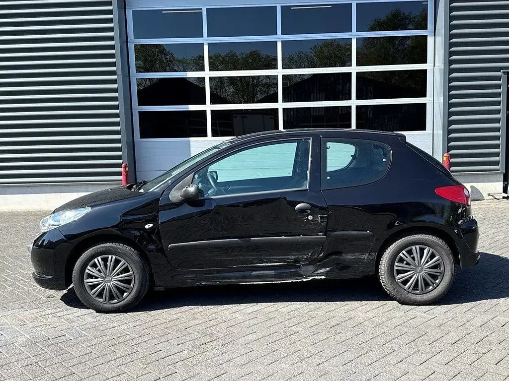 Gebraucht Peugeot 206+ 60 PS (44 kW) 2011 Schwarz Kleinwagen