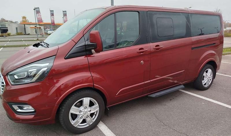 Rot Gebraucht 2020 Ford Tourneo Titanium X Van / Kleinbus | 32.750 € (Guter Preis) - Bild 1/4